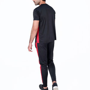T-shirt d'entraînement long pour homme, noir et rouge, à rayures latérales, coupe ajustée, écologique, respirant, 100 % polyester - Product Image 2