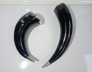 Corne à boire médiévale personnalisable en forme d'animal, artisanale, écologique, en corne de bœuf, avec détails de sculpture complexes, pour décoration de mariage et de fêtes - Product Image 3