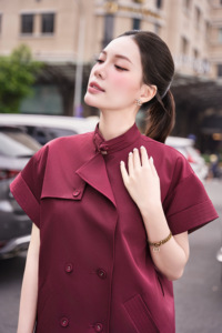 เสื้อโค้ทเทรนช์ผ้าทวิลล์สีเบอร์กันดีสำหรับผู้หญิง พร้อมเข็มขัดผ้าแบบถอดได้ คอสูง แขนสั้น เหมาะสำหรับฤดูใบไม้ร่วงและฤดูหนาว รุ่น ETHAN - Product Image 5