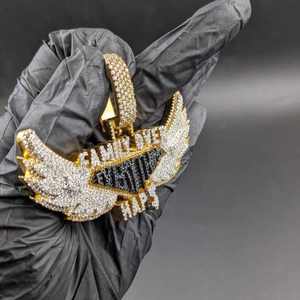 Pendentif Ailes 'Famille au-dessus de l'argent' pour homme, plaqué or 18 carats, micro-incrustation de cristaux, style Hip Hop - Product Image 2