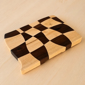Planche à découper en bois à motifs torsadés, avec effets d'illusion de courbure et de distorsion, finition à grain bicolore, artisanale, pour couper les légumes - Product Image 3