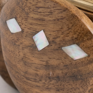Juego de Cazuelas de Madera Sheesham con Silueta Floral, con Incrustaciones a Mano de Madreperla y Tapa de Latón, para Mantener la Comida Caliente - Product Image 2