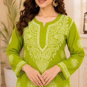 Kurti droit en coton brodé à la main Chikankari vert pour femme, best-seller, avec col en tissu ethnique à motif floral - Product Image 3