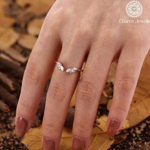 Bague de fiançailles en moissanite plaqué or rose et argent Charm Jewells, taille coussin, sertie à griffes, certifiée IGI, pour femme, motif romantique végétal - Product Image 3