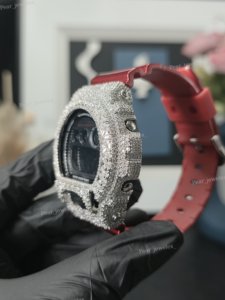 Reloj Digital con Correa de Goma Roja, Diamantes Moissanite VVS, de Lujo para Hombre, Resistente al Agua 20 BAR, Caja Redonda - Product Image 3