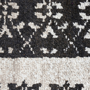 Alfombra de Lana Tejida a Mano Midnight Nomad Negra y Marfil, Diseño Tribal Geométrico Tradicional, Base Antideslizante y Ecológica - Product Image 3
