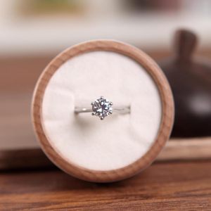 Caja de Anillos de Madera de Roble Macizo, Paquete de 1, Color y Diseño Personalizables, Regalo de Aniversario o Propuesta de Matrimonio para Él y Ella - Product Image 3