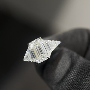Diamant de laboratoire certifié IGI, 2 carats, taille émeraude, couleur E, clarté VVS2, forme portrait fantaisie - Product Image 1