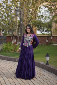 Robes magnifiques pour la Navratri, avec broderies de fils et de miroirs, et dentelle Codi. - Product Image 6