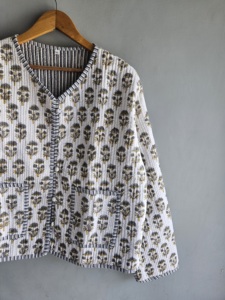 เสื้อแจ็คเก็ตผ้าควิลท์ คอวี ลายดอกไม้ ผ้าฝ้าย แขนยาว สำหรับผู้หญิง ใส่ได้ในฤดูใบไม้ผลิ ความยาวปกติ ติดกระดุม ผ้าทอ ของขวัญสำหรับเธอ - Product Image 5