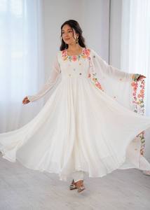 Presentando la nueva colección de diseñadores en tejido georgette sintético con bordados, conjunto de vestido y dupatta completamente cosido, listo para usar. - Product Image 3
