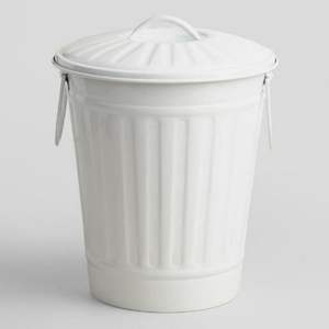 Contenedor de basura cuadrado de metal con un sofisticado acabado en mármol negro y un perfil delgado. Disponible a precios de mayorista. - Product Image 3