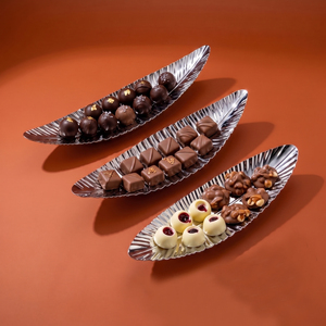 Exquisito juego de bandejas metálicas decorativas con forma de hoja, perfecto para servir en casa con elegancia y para reuniones gastronómicas elegantes. - Product Image 6