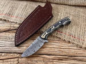 Couteau à lame fixe EDC en damas forgé sur mesure, manche en bois Pakka, étui en cuir, couteau de chasse et de dépecage OEM à lame pleine - Product Image 4