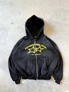 Sweat à capuche zippé court pour homme, personnalisé, style vintage délavé à l'acide, motif dessin animé, avec patch lettre en strass et clouté, coupe droite, en molleton 100% coton - Product Image 6