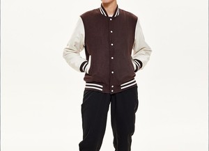 Veste varsity marron pour homme avec manches blanches, coupe classique, col rabattu, fermeture boutonnée, couleur unie, vêtement décontracté pour l'automne - Product Image 1