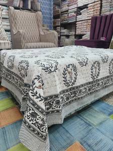 Nappe carrée en coton imprimé de luxe faite à la main, motif floral classique, écologique, lavable, pour usage domestique, design blanc et gris - Product Image 2