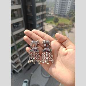 Boucles d'oreilles pendantes en pierre et perles plaquées oxydées Collection de bijoux fins - Product Image 1