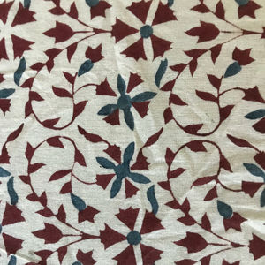 Tela de algodón estampada a mano – Base blanca con estampado geométrico floral de enredaderas en color granate y verde azulado, textil tradicional indio - Product Image 2