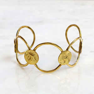 Bracelet manchette circulaire en laiton martelé Aurelia - Bracelet géométrique organique - Jonc ouvert doré forgé à la main - Product Image 4