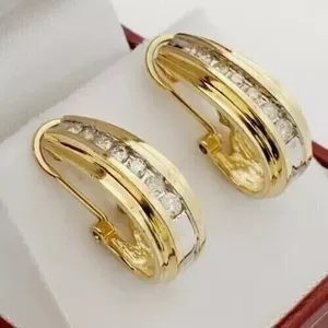 Pendientes Hoop Huggie con diamantes simulados de corte redondo de 2 quilates en chapado en oro amarillo de 14 quilates - Product Image 5