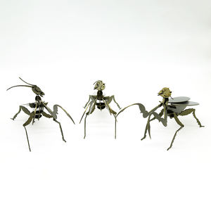 Mantis Modern Art Metal Decor Vert Noir Résine Espace pour la Maison pour le Salon Chambre Showroom Souvenir & Cadeau - Product Image 2