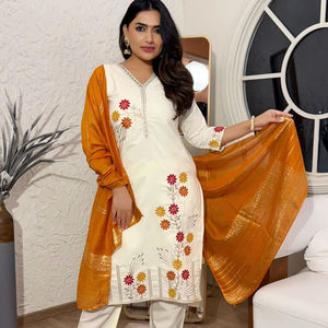 Ensemble Kurti en coton et soie Chanderi pour femme avec pantalon et dupatta, col en V, manches trois quarts, broderie, vente en gros, mode - Product Image 3