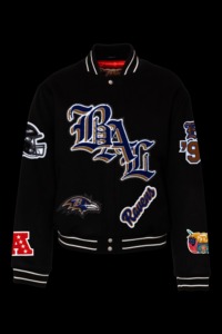 เสื้อแจ็คเก็ตหนัง Baltimore Raven รุ่น Old English Varsity แบบรักษ์โลก กันลม สไตล์สตรีทแวร์ สีดำ - Product Image 1