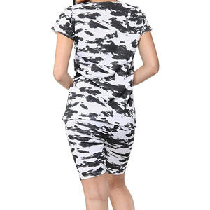 Conjunto de camiseta y pantalones cortos para mujer, estilo cómodo, a juego, de manga corta, con corte relajado, efecto tie-dye, moderno, informal, para el día a día. - Product Image 2