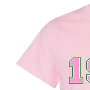 Camiseta AKA 1908 Crest, color rosa claro, algodón de primera calidad, cuello redondo, manga corta, ropa de hermandad griega, camiseta con logotipo bordado personalizado - Product Image 2