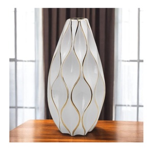 Vase en céramique blanc ondulé à motif treillis de luxe |   Pot de fleurs géométrique ovale avec bordure dorée pour table basse de salon moderne, décoration intérieure - Product Image 3