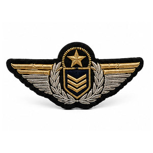 Badges de poitrine personnalisés avec des motifs décoratifs, un matériau durable et une finition de qualité pour les vêtements, les vestes, les sacs et les accessoires - Product Image 1