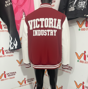 Chaqueta Varsity Personalizada con Logotipo de Alta Calidad para Hombre, con Parches Bordados en Chenille, Cuerpo de Lana y Mangas de Cuero - Product Image 2