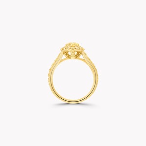 Bague de fiançailles et de mariage de créateur haut de gamme, plaquée rhodium, finition or jaune, design galerie complexe, élégant cluster halo - Product Image 4