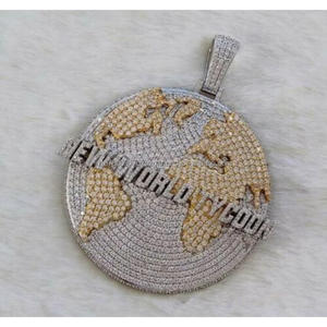 Collier pendentif globe de créateur avec sertissage de diamants de laboratoire entièrement incrustés et finition argentée - Product Image 1