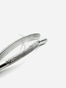 Pinzas de Extracción Dental Fig. Instrumento Quirúrgico Manual de Clase I con Empuñadura Moleteada Plateada 76 Upper Roots - Product Image 3