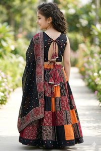 Shoryam Fashion - Conjunto de Lehenga Choli Estampado de Rayón para Niños al por Mayor |   Ropa Festiva para Bodas y Fiestas Indias para Niñas de 28 Años - Product Image 4