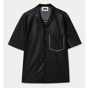 เสื้อเชิ้ตหนังสีดำผู้ชายสั่งทำขายส่ง มีกระเป๋าเสื้อที่อก แขนสั้น สไตล์สตรีทสำหรับฤดูหนาว เหมาะสำหรับงานปาร์ตี้และคลับ - Product Image 1
