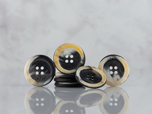 Boutons en corne de buffle faits à la main, écologiques, artisanaux, à motifs, double face, modernes, pour manteaux, vestes, robes, costumes et pantalons - Product Image 5