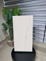 Carreaux de sol en porcelaine antidérapants effet marbre blanc Dolomite Bianco pour usage extérieur, hôtels, gymnases et piscines