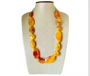 Collar de resina de lujo con cuentas, collar llamativo dorado, collar de resina amarilla, collar de resina efecto mármol miel, hecho a mano - Product Image 1