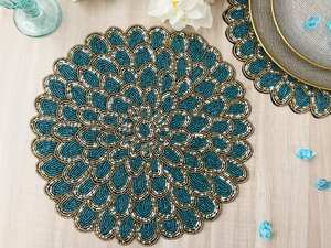 Chemin de table artisanal vert et or perlé de 36 pouces – Décoration de Noël de luxe – Centre de table à motif de pétales festonnés - Product Image 2