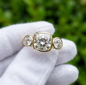 Bague de haute qualité en or avec diamant de laboratoire taille coussin 3 carats (3CTW) sertie clos et pierre centrale de 2 carats - Product Image 4