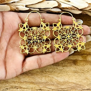 Dernier design Boucles d'oreilles créoles bohèmes en filigrane, Boucles d'oreilles créoles tribales en laiton, Boucles d'oreilles mandala florales plaquées or 18 carats pour femmes, Vente en gros OEM - Product Image 2