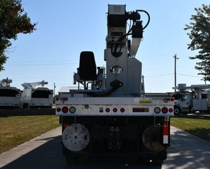 Grue de camion montée sur camion Peterbilt 365 de 2015, modèle AC38-127S-EJ, capacité de levage maximale de 76 000 lb. - Product Image 3