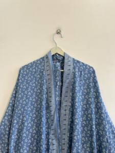 Robe en soie imprimée style bohème, idéale pour les vacances et comme tenue de plage - Product Image 2