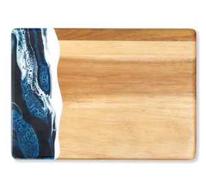 Planche à découper rectangulaire en bois d'acacia avec résine époxy bleue et blanche motif vague océanique, plateau de service pour charcuterie - Product Image 1