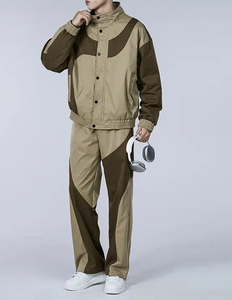 Ensemble de survêtement unisexe coupe-vent personnalisé, éco-responsable, en tissu léger, avec veste à cordon et pantalon – Vente en gros - Product Image 3
