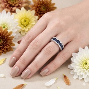 Bague large unisexe en or blanc 18 carats avec saphir et diamants sertis griffe, style vintage, cadeau idéal pour anniversaire, fête ou mariage - Product Image 4