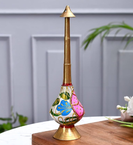 Aspersor tradicional plateado en relieve con un elegante cabezal de flor y motivos florales, disponible a precios de mayorista. - Product Image 2